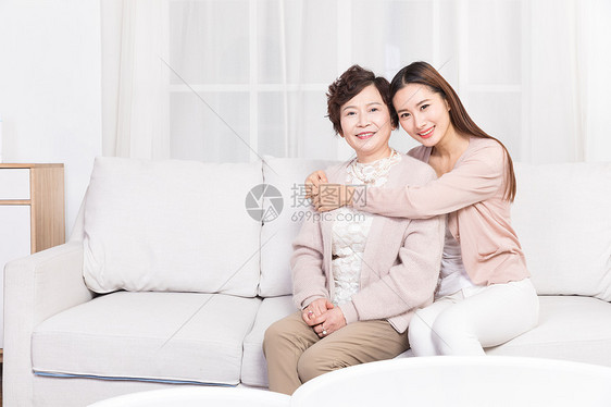 女儿和妈妈在客厅沙发聊天图片