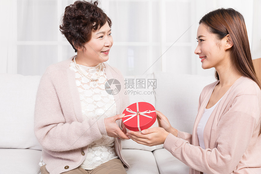 女儿送礼物给妈妈