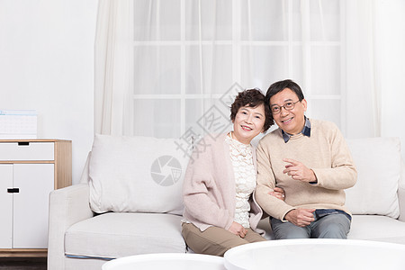 看电视的夫妻老夫妻在沙发看电视背景