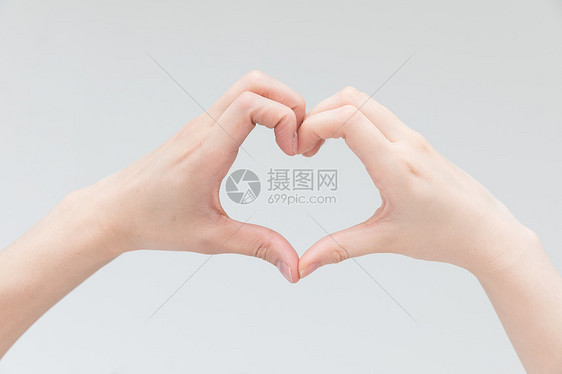 甜蜜情侣躺床上比心手势动作