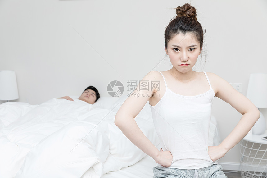 情侣吵架女朋友坐床边生气图片
