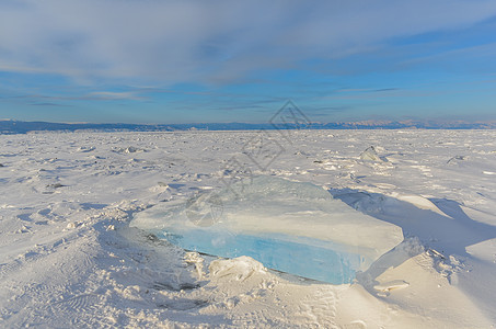 冬天湖面上的蓝色冰块图片
