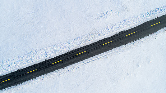 雪地中的汽车公路图片