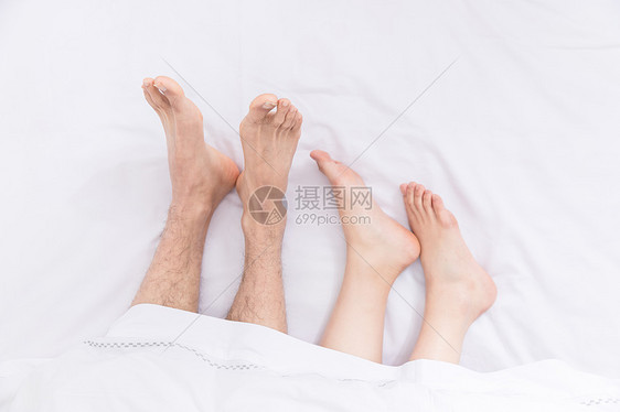 年轻夫妻睡觉脚部特写图片