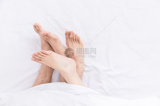 年轻夫妻睡觉脚部特写图片