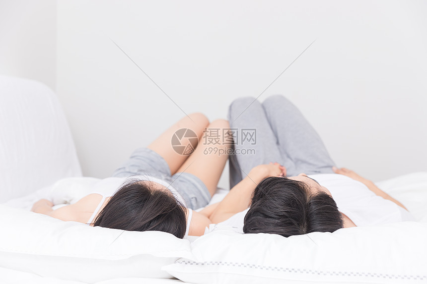 年轻夫妻躺床上图片