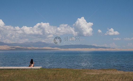 青海湖女孩背影图片