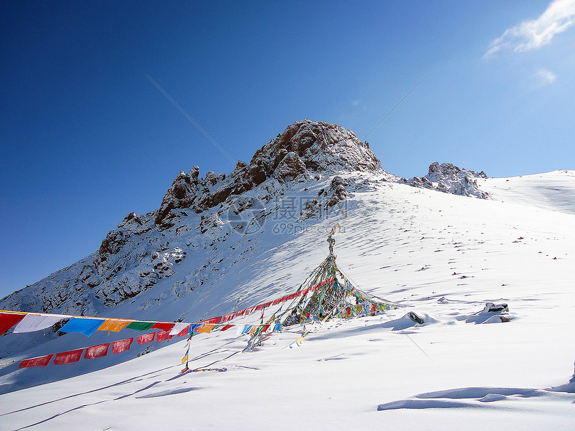 雪山上的经幡图片