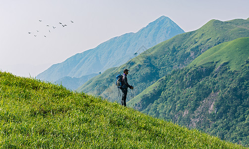 户外徒步户外男性爬山背景