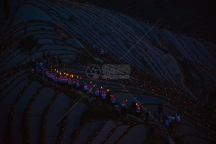 广西龙脊梯田火把节梯田烛光火把夜景图片