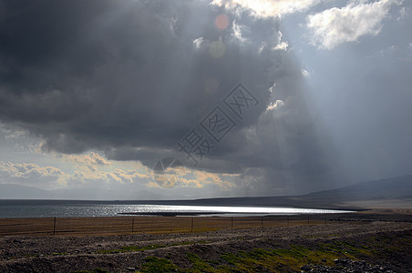 新疆赛里木湖耶稣光风景摄影背景图片