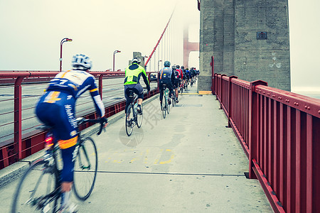 清晨旧金山大桥上骑行的人背景