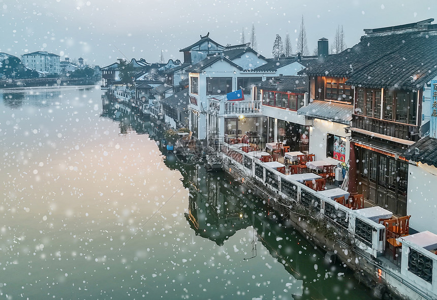 雪中的上海朱家角老街图片
