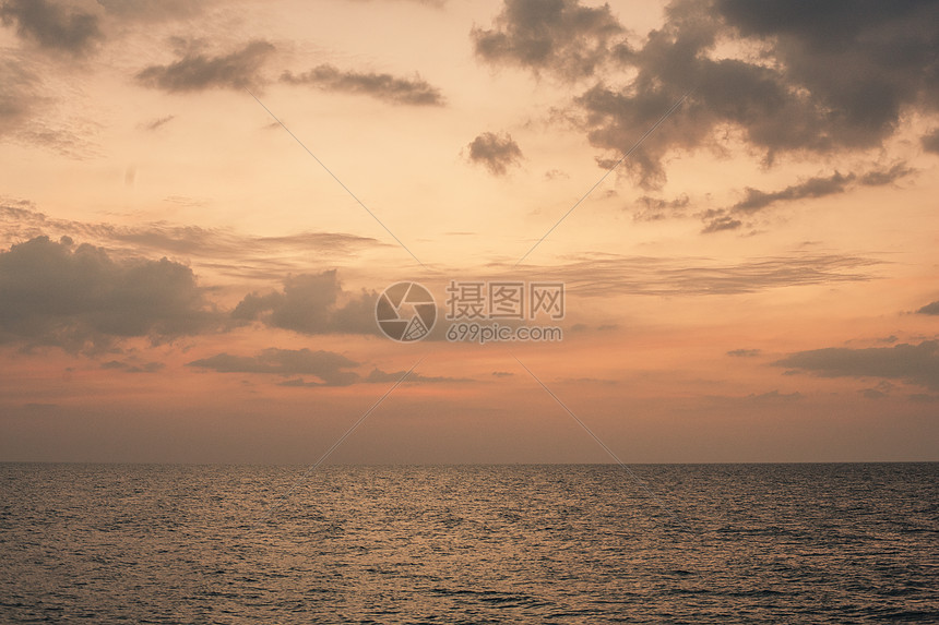 夕阳下的大海图片