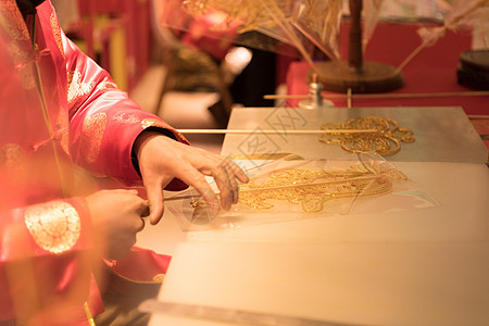 红色喜庆穿着新年服装做糖画的传统手艺人背景