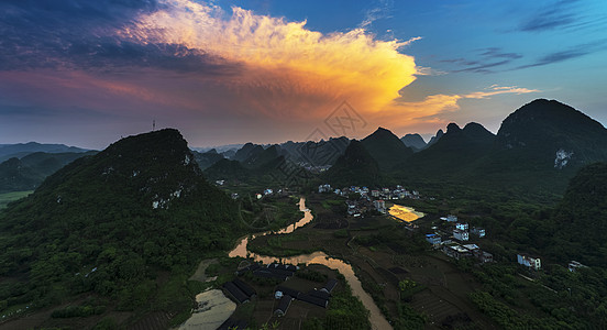 阳光下蜿蜒的河流金蛇飞舞背景