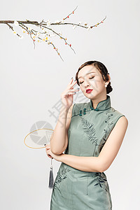 中国梅花梅花树下的旗袍美女手持蒲扇背景