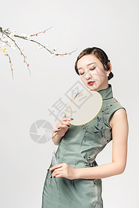 中国梅花梅花树下的旗袍美女手持蒲扇背景