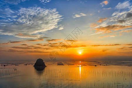 云彩海上的岛屿与日出背景