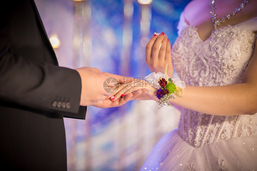 婚礼戴戒指