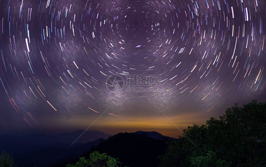 山峰星轨背景图片