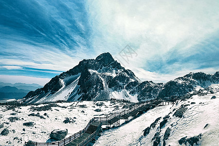 雪地脚印玉龙雪山的美丽雪景背景