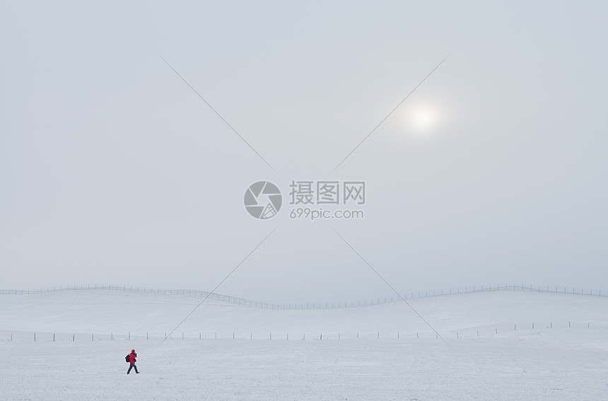 白茫茫雪地里行走的人图片