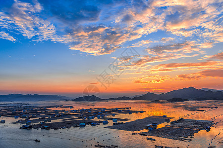 夕阳下的天空夕阳下的海上渔村背景