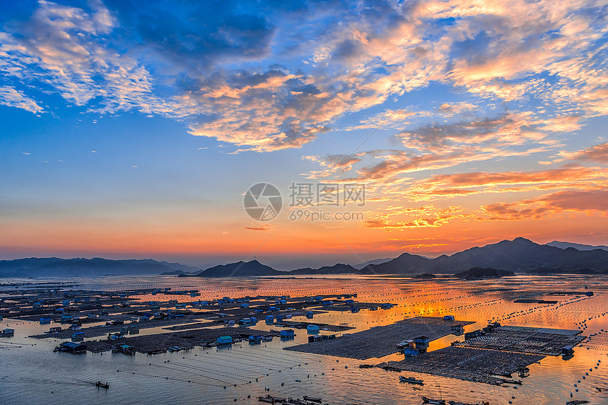 夕阳下的海上渔村图片