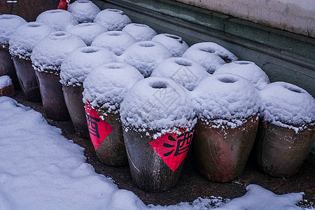 大雪中的酒坛子高清图片