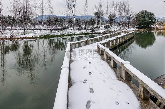 雪中浙江海宁盐官古城景区图片