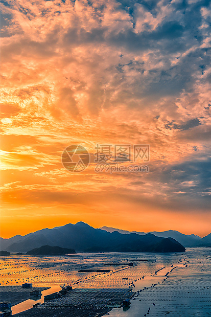 夕阳与海上渔村图片