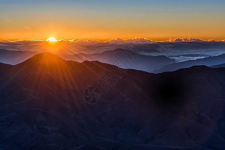 金色光芒日出群山背景