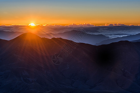 日出群山背景图片