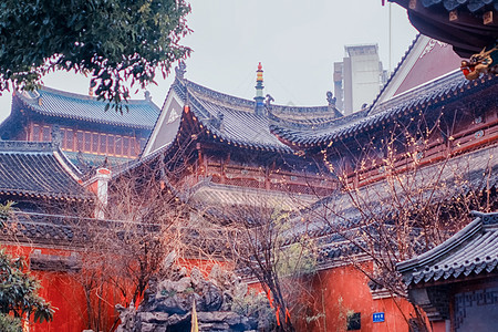 红墙琉璃瓦的寺庙图片