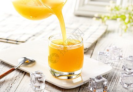 鲜榨橙汁倒新鲜的芒果汁背景