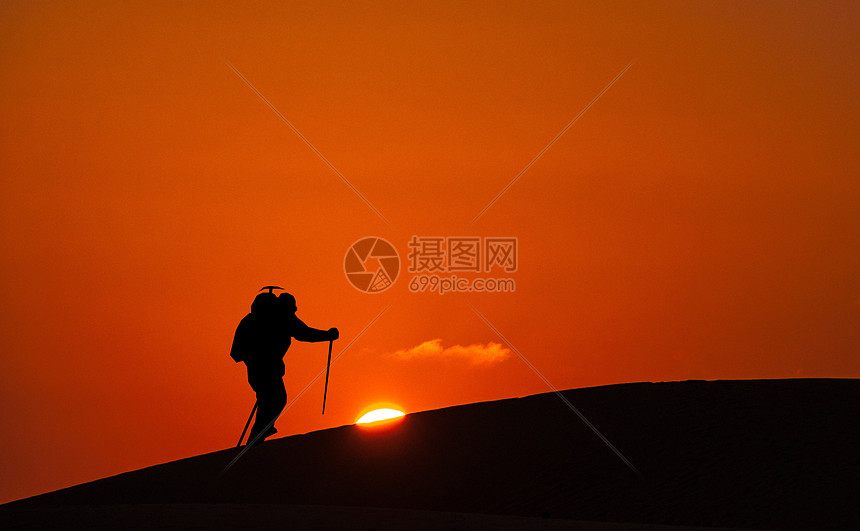 夕阳下探险人物剪影