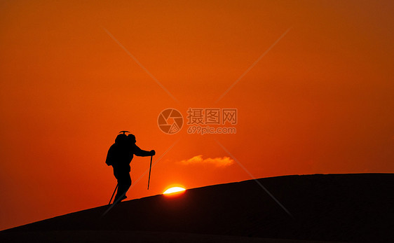 夕阳下探险人物剪影图片