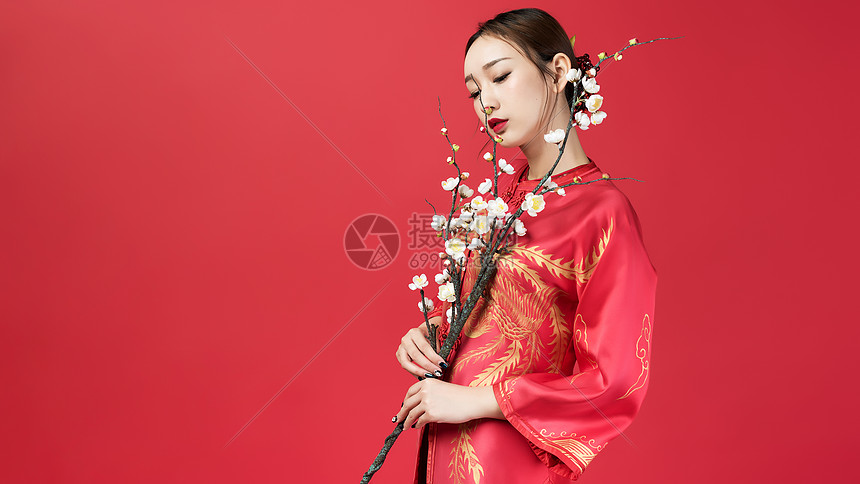 红妆美女与梅花图片