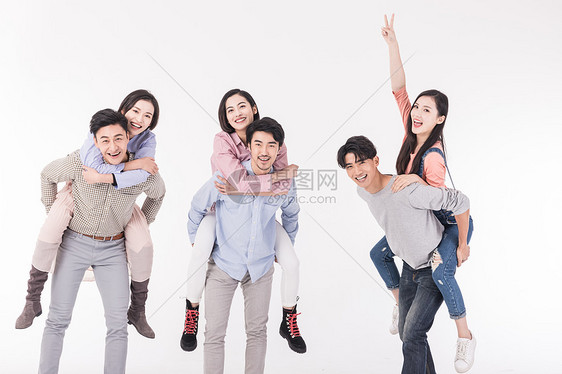 青年聚会情侣开心背起