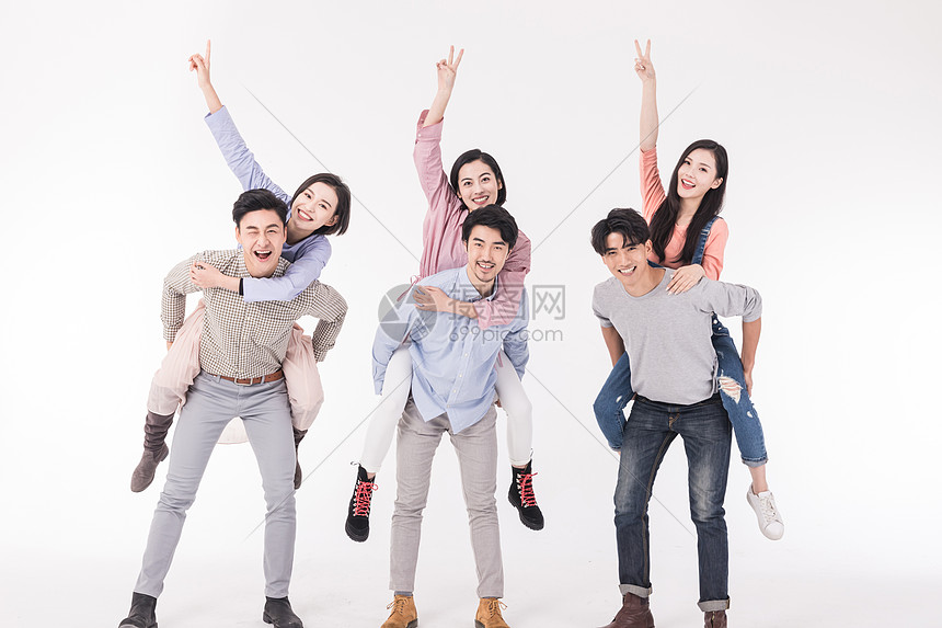 青年聚会情侣开心背起