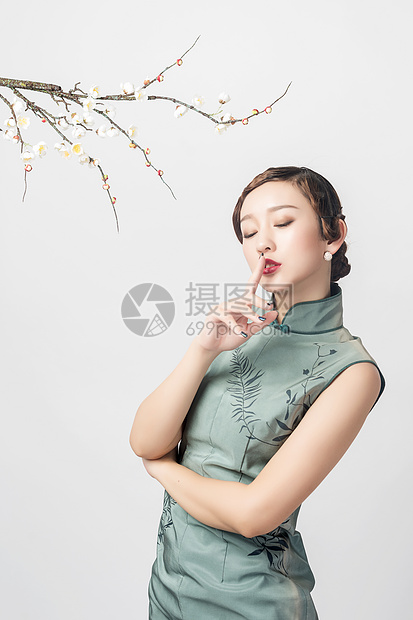 旗袍美女在梅花下图片