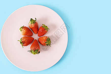盘子里的草莓图片