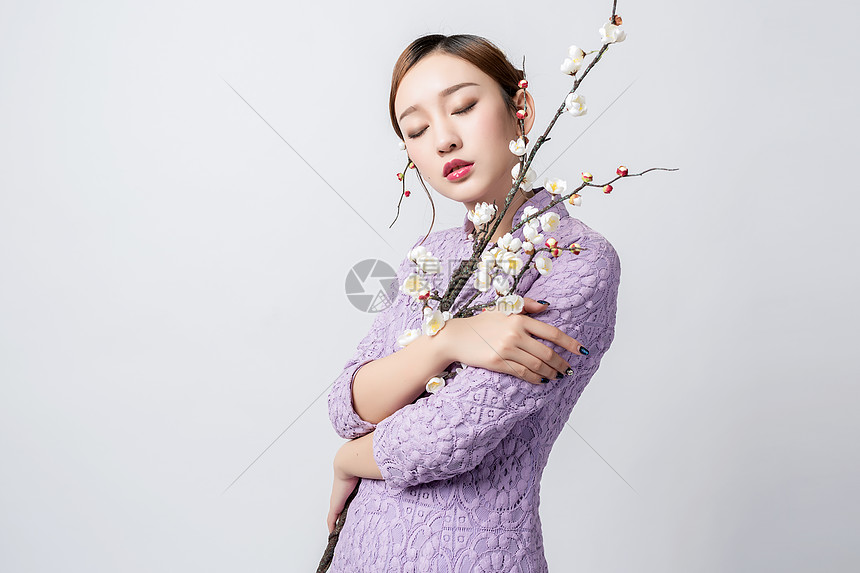 紫色旗袍美女与梅花图片