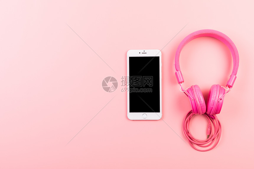 粉色女性耳机手机静物背景图片
