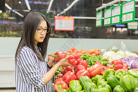 年轻女性超市购物图片