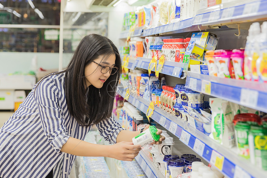 年轻女性超市购物图片