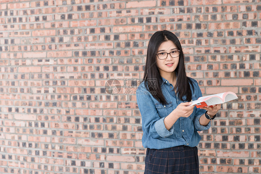 爱阅读的年轻女性图片