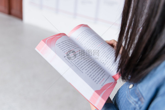 年轻女性看书特写图片
