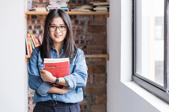 爱阅读的年轻女性图片